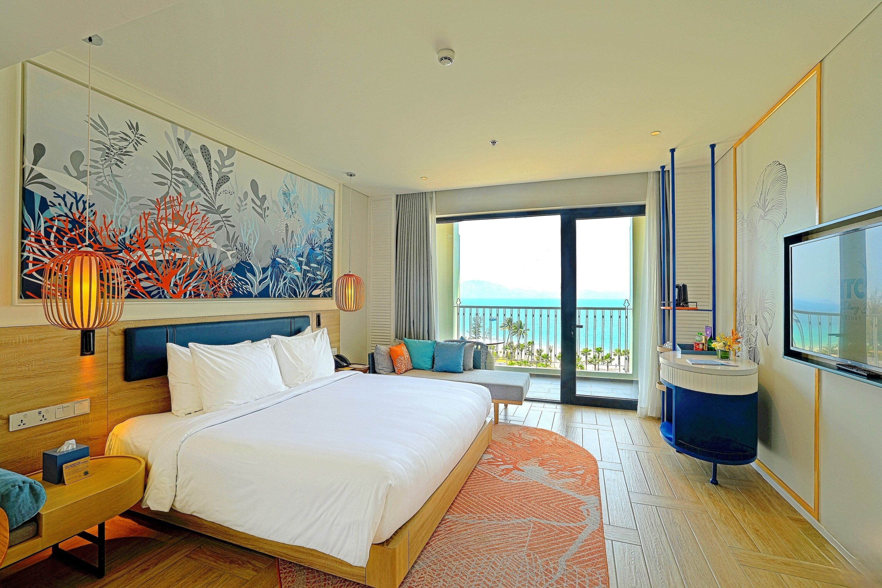 Premier Deluxe Ocean View | Minibar, két bảo mật tại phòng, bàn, màn/rèm cản sáng 