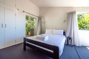 3 chambres, fer et planche à repasser, Wi-Fi, draps fournis