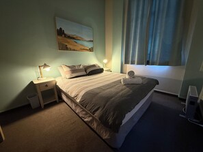 Basic Quadruple Room | Free WiFi, bed sheets - Uptown Backpackers (Dunedin)