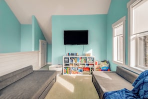 Smart-TV, peis, DVD-spiller og bøker