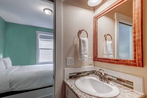 Ensemble douche/baignoire, sèche-cheveux, serviettes fournies, shampoing