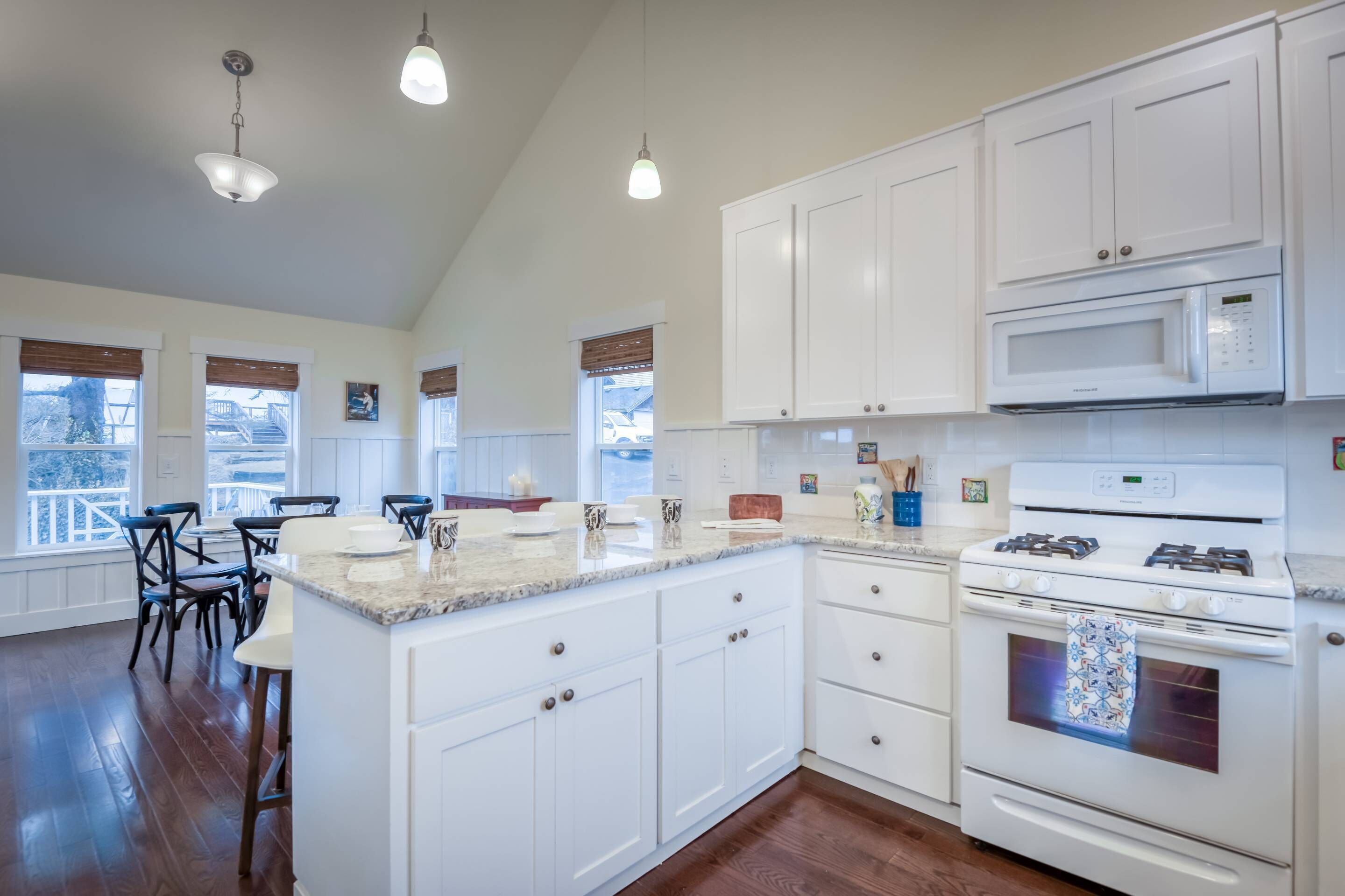 Sensational Coastal Escape in Olivia Beach, Pet Friendly, Hot Tub, Seconds to Park and Beach