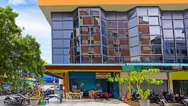 A multi-story building with a ground-level shop and a balcony.