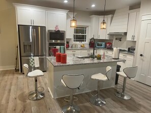 Kjøleskap, mikrobølgeovn, ovn og kokeplater