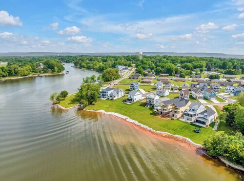 Lakehouse 4BR4BA FreeKayaks 2Kitchen DoubleDeck SwimPool BoatRamp FamilyVacation