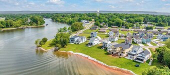 Lakehouse 4BR4BA FreeKayaks 2Kitchen DoubleDeck SwimPool BoatRamp FamilyVacation