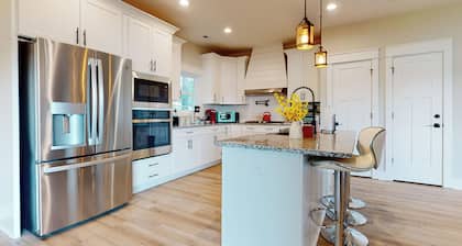 Lakehouse 4BR4BA FreeKayaks 2Kitchen DoubleDeck SwimPool BoatRamp FamilyVacation