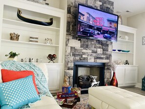 TV connectée, cheminée, livres