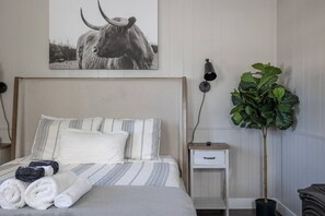 1 bedroom, iron/ironing board, travel crib, WiFi - Cottage #8, Spearfish Cottages (Spearfish)