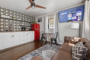 TV, fireplace - Cottage #8, Spearfish Cottages (Spearfish)