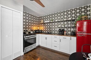 Een koelkast, een magnetron, een oven, een kookplaat