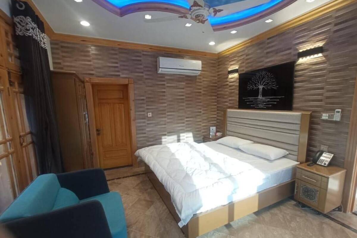 1 habitación, sistema de insonorización, wifi gratis y ropa de cama