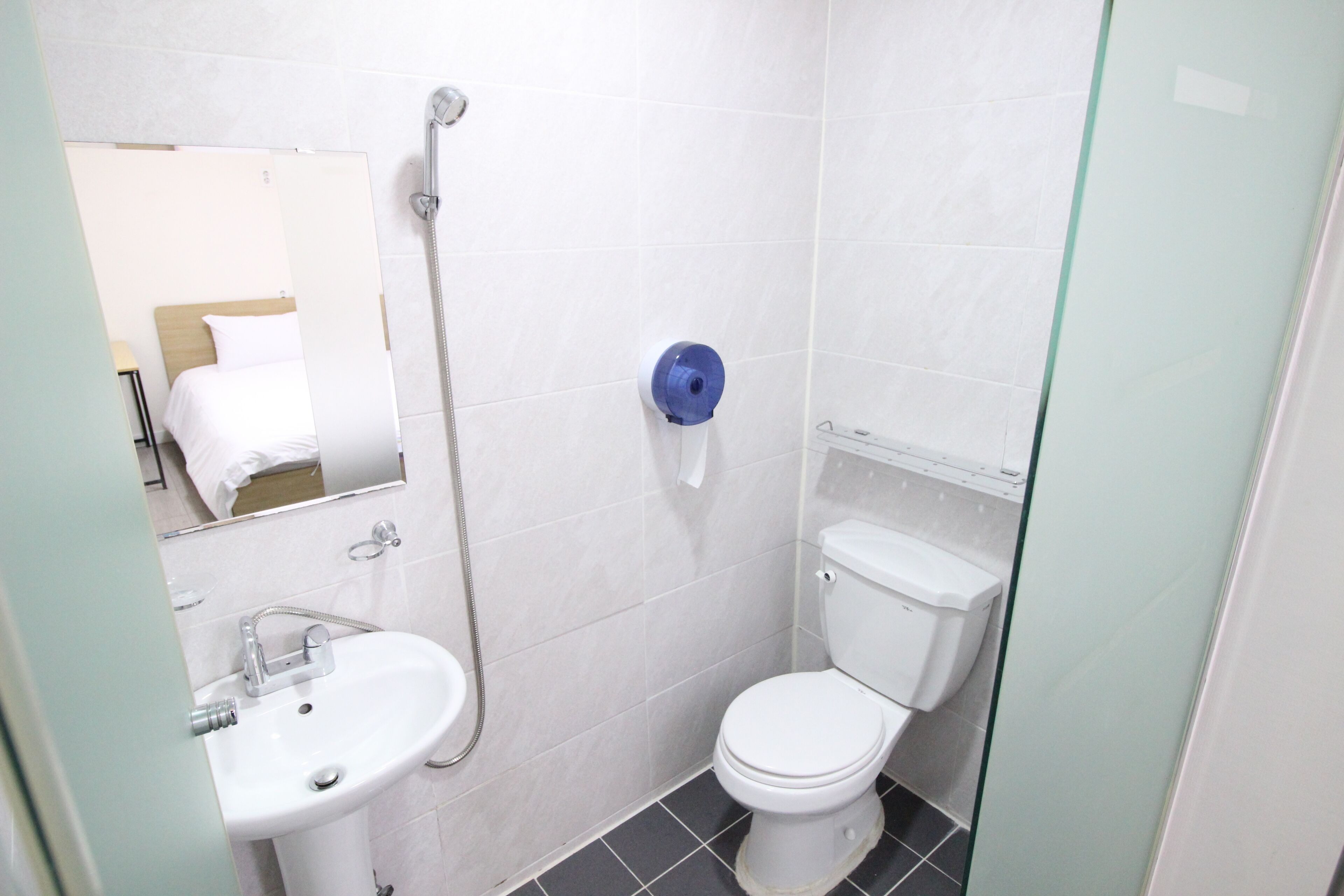 베이직 싱글룸 | 욕실 | 샤워 시설, 헤어드라이어, 슬리퍼, 타월