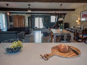 Dining - Renovated farmhouse with private pool (Montréal)