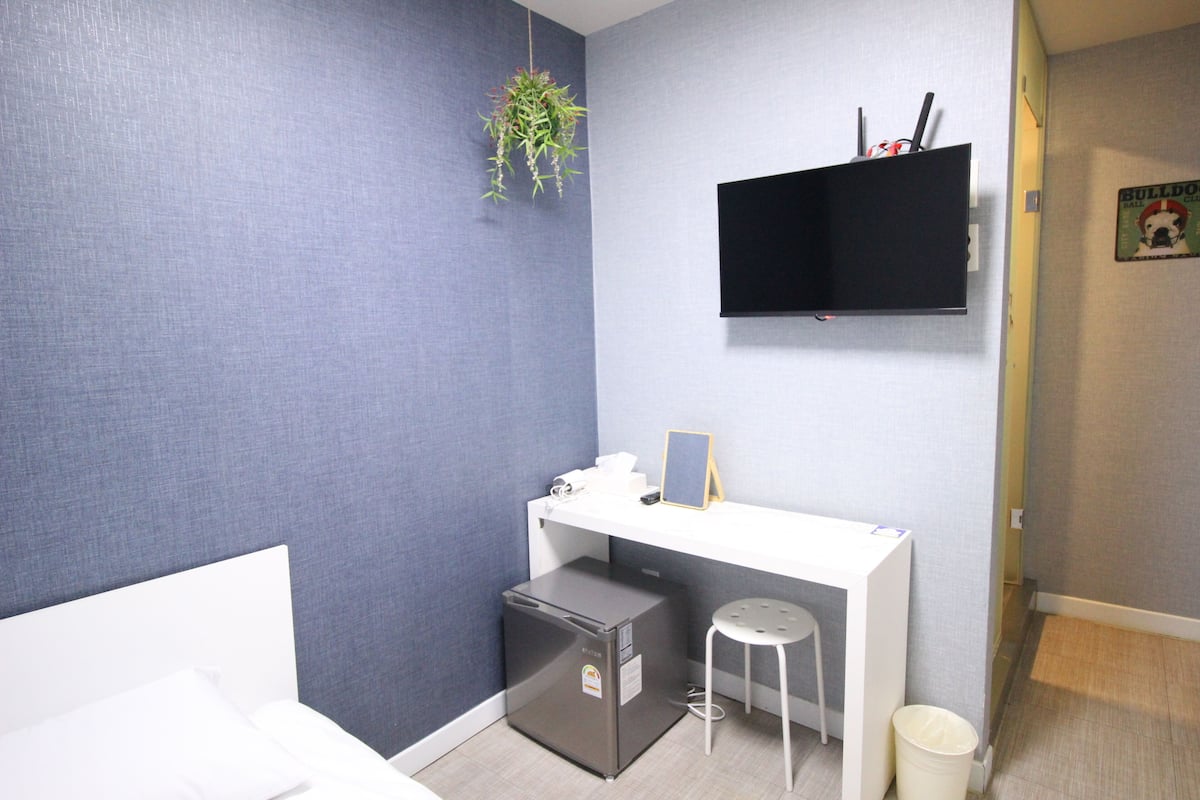 Single Room, No Windows