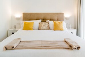 3 bedrooms, desk, free WiFi, bed sheets - Villa Pacifica: A bright and cheerful one-story villa located in the center of Sant'Agata sui Due Golfi, with Free WI-FI. (Massa Lubrense)