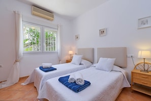 2 slaapkamers, een strijkplank/strijkijzer, wifi, beddengoed