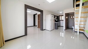 A modern kitchen with a refrigerator, a sink, and a window. - Geojedo Pilos Ocean View Pension (Geoje)