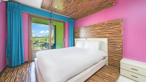 Une chambre à coucher avec un lit, un mur recouvert de panneaux en bois et une vue sur l’extérieur.
