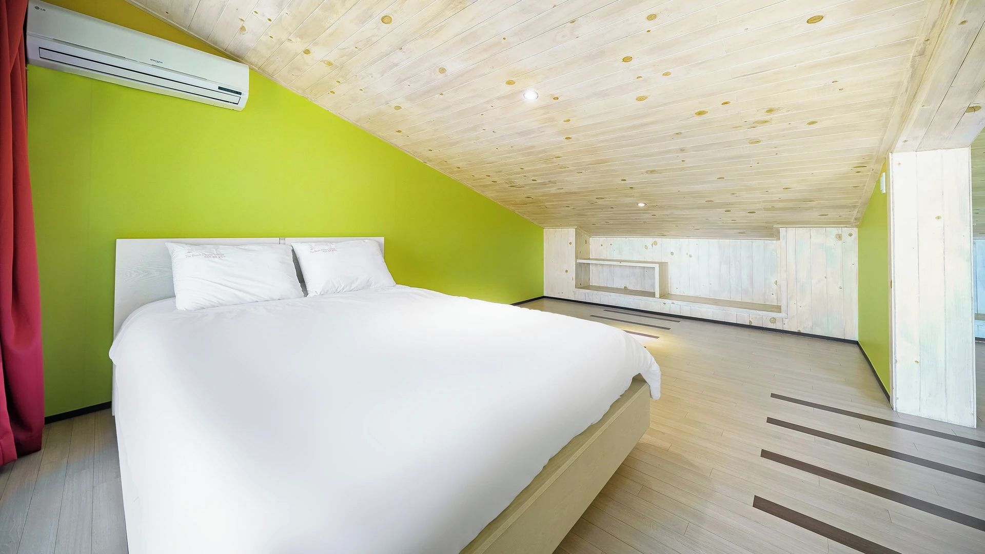 Une chambre à coucher avec un lit, un rideau rouge et un plafond en bois.