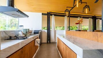 Kühlschrank, Herdplatte, Wasserkocher mit Kaffee-/Teezubehör