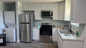 Geladeira, micro-ondas, fogão, cooktop