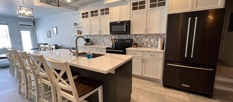 Modern Lakeside Condo: Scenic Views & Abundant Amenities Await