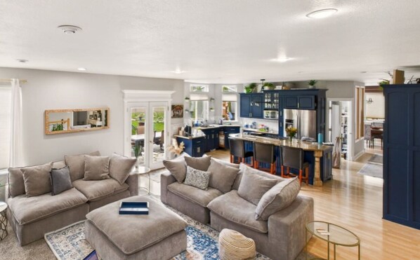 TV, fireplace - Country Estate Sleeps up to 25 (Philomath)