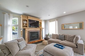 TV, fireplace - Country Estate Sleeps up to 25 (Philomath)