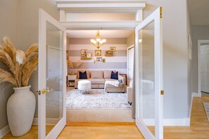 TV, fireplace - Country Estate Sleeps up to 25 (Philomath)