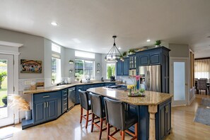 Een koelkast, een microgolfoven, een oven, een vaatwasser