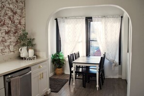 Dining - Now with AC right in downtown PNW Albany! (Albany)