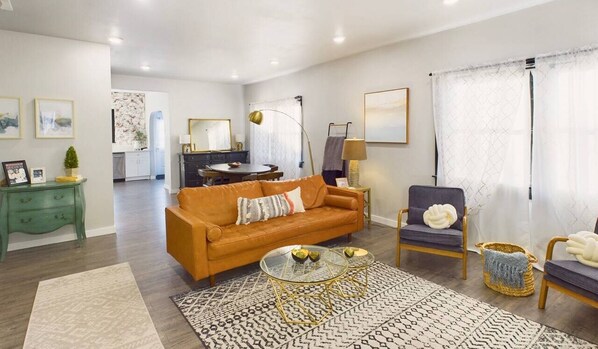 TV - Now with AC right in downtown PNW Albany! (Albany)