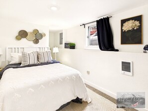 5 bedrooms, desk, iron/ironing board, WiFi - Now with AC right in downtown PNW Albany! (Albany)