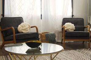 Interior - Now with AC right in downtown PNW Albany! (Albany)