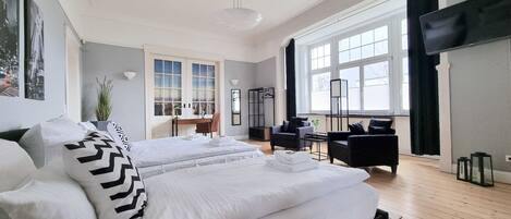 3 habitaciones, escritorio y tabla de planchar con plancha