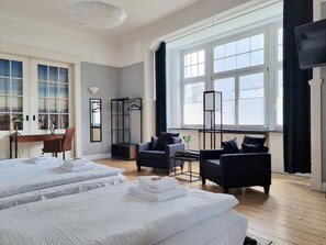 3 slaapkamers, een bureau, een strijkplank/strijkijzer, reisbedje