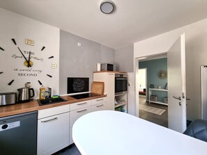 Fridge, microwave, oven, stovetop - Charysma: Winter garden | massage armchair | electric fireplace | parking spaces (Hameln)
