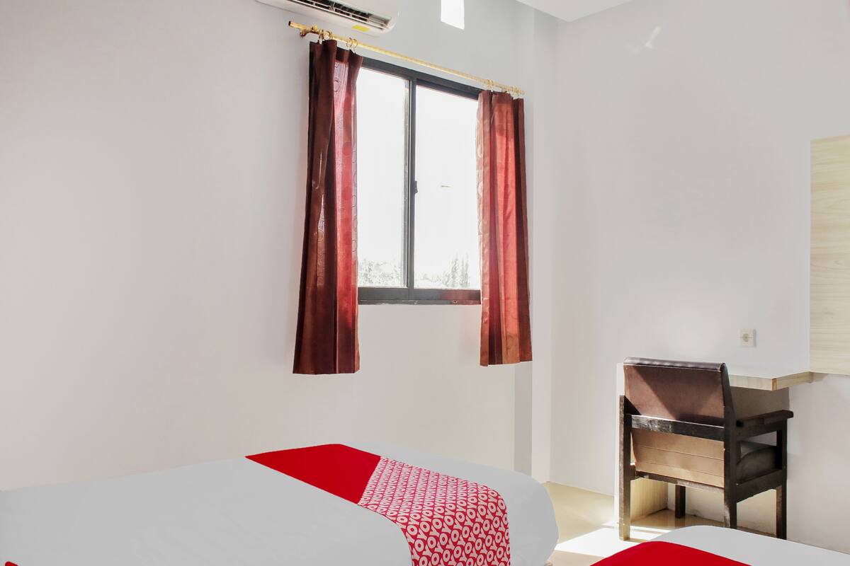 Desk, free WiFi, bed sheets