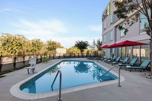 Seasonal outdoor pool - Home2 Suites BY Hilton Dalton (Dalton)