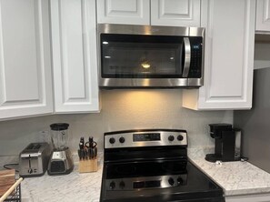 Fridge, microwave, oven, stovetop - Apartment San Isidro near UCDMC (Sacramento)