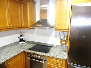 Kühlschrank, Mikrowelle, Ofen, Geschirrspüler