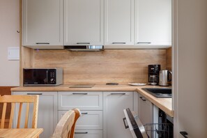 Microwave, dishwasher, coffee/tea maker, electric kettle