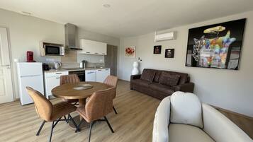 ดีลักซ์อพาร์ทเมนท์ (Coco Chanel) | ครัวส่วนตัว | ตู้เย็นขนาดใหญ่, ไมโครเวฟ, เตาอบ, เตาประกอบอาหาร