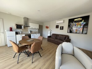 Deluxe-Apartment (Coco Chanel) | Eigene Küche | Großer Kühlschrank, Mikrowelle, Ofen, Herdplatte