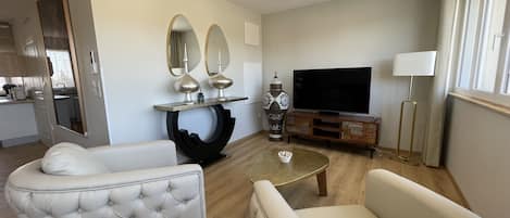 Apartamento Confort (Yves Saint Laurent) | Zona de estar | Televisión de pantalla plana de 100 cm con canales por cable