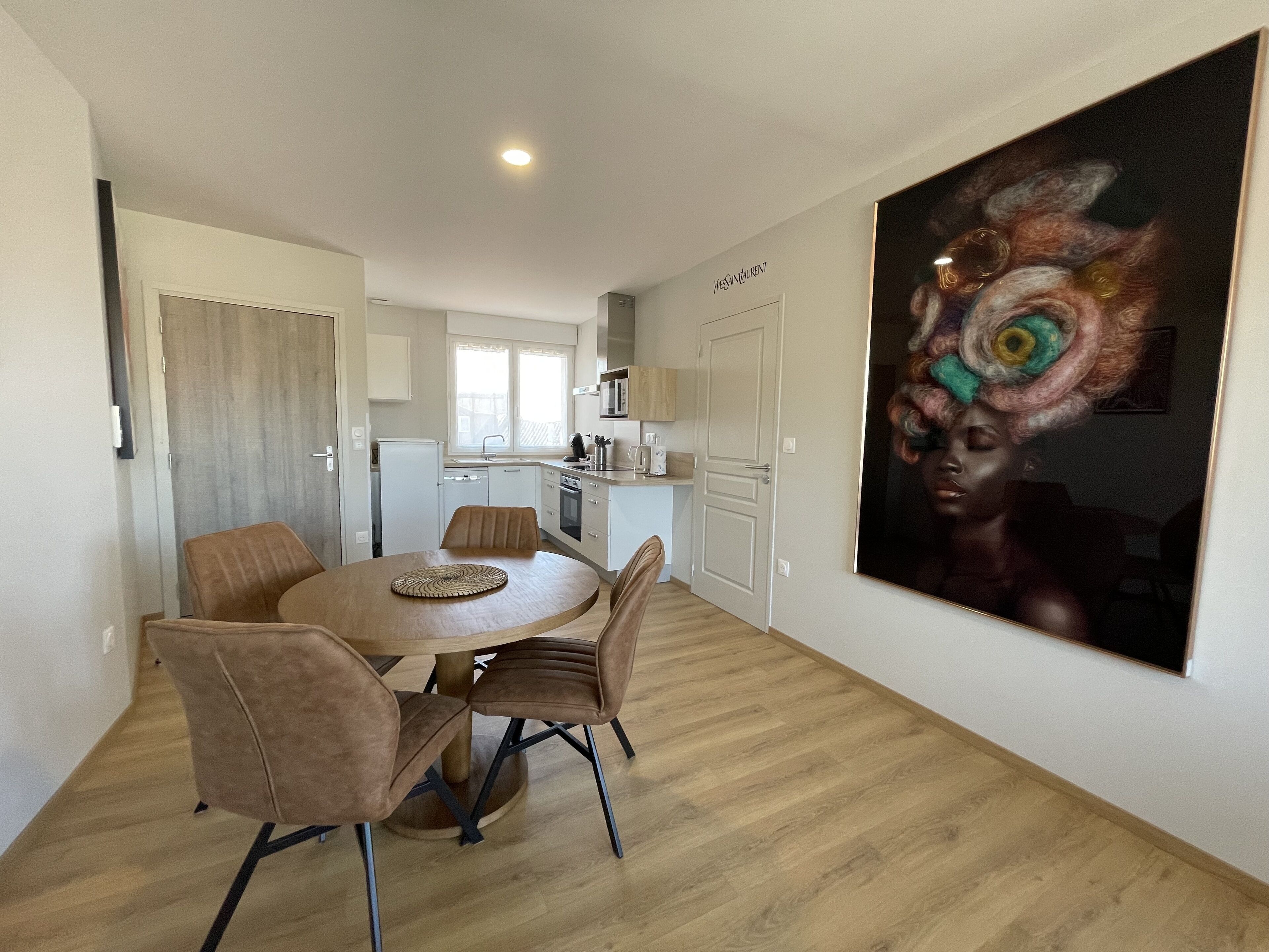Comfort appartement (Yves Saint Laurent) | Privékeuken | Een koelkast met diepvriezer, een microgolfoven, een oven, een kookplaat
