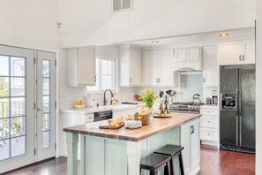 Fridge, oven, stovetop, dishwasher