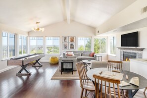Smart TV, fireplace