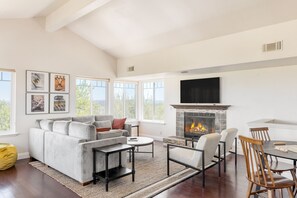 Smart TV, fireplace - Stunning Escape • Hot Tub, Panoramic View, Prime Location | Hilltop by AvantStay (Paso Robles)